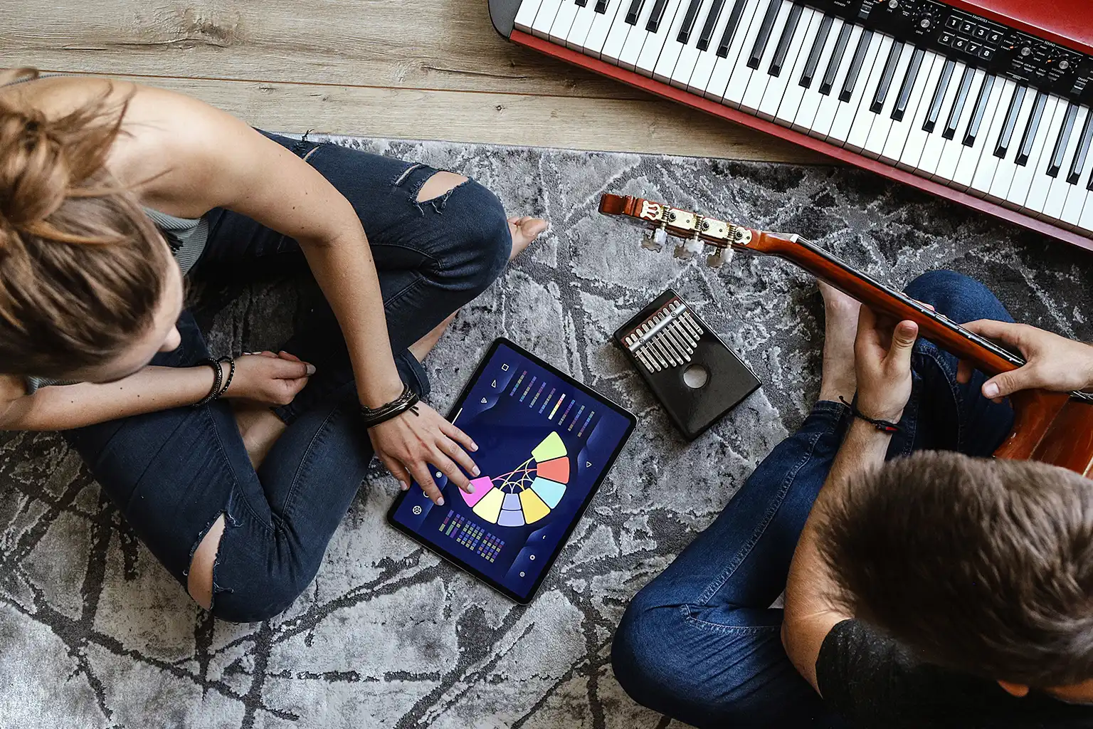 musicLabe alkalmazás felülnézeti felvétel zenészekről iPaddel